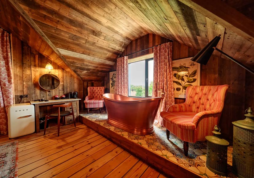 Old styled bedroom at Glasson Lakehouse.